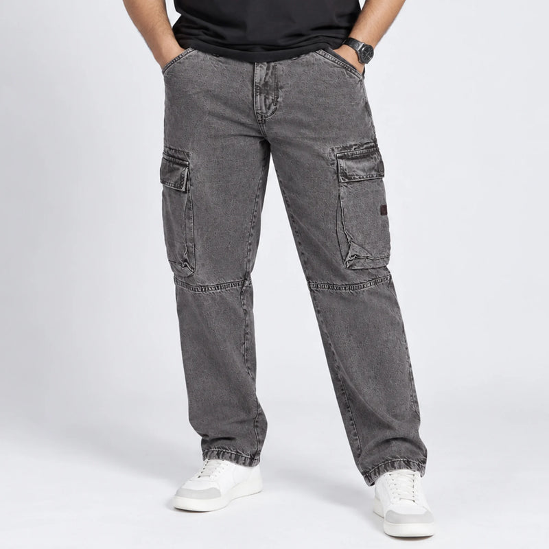 Men's denim cargo pants with utility pockets, everyday comfort and street style